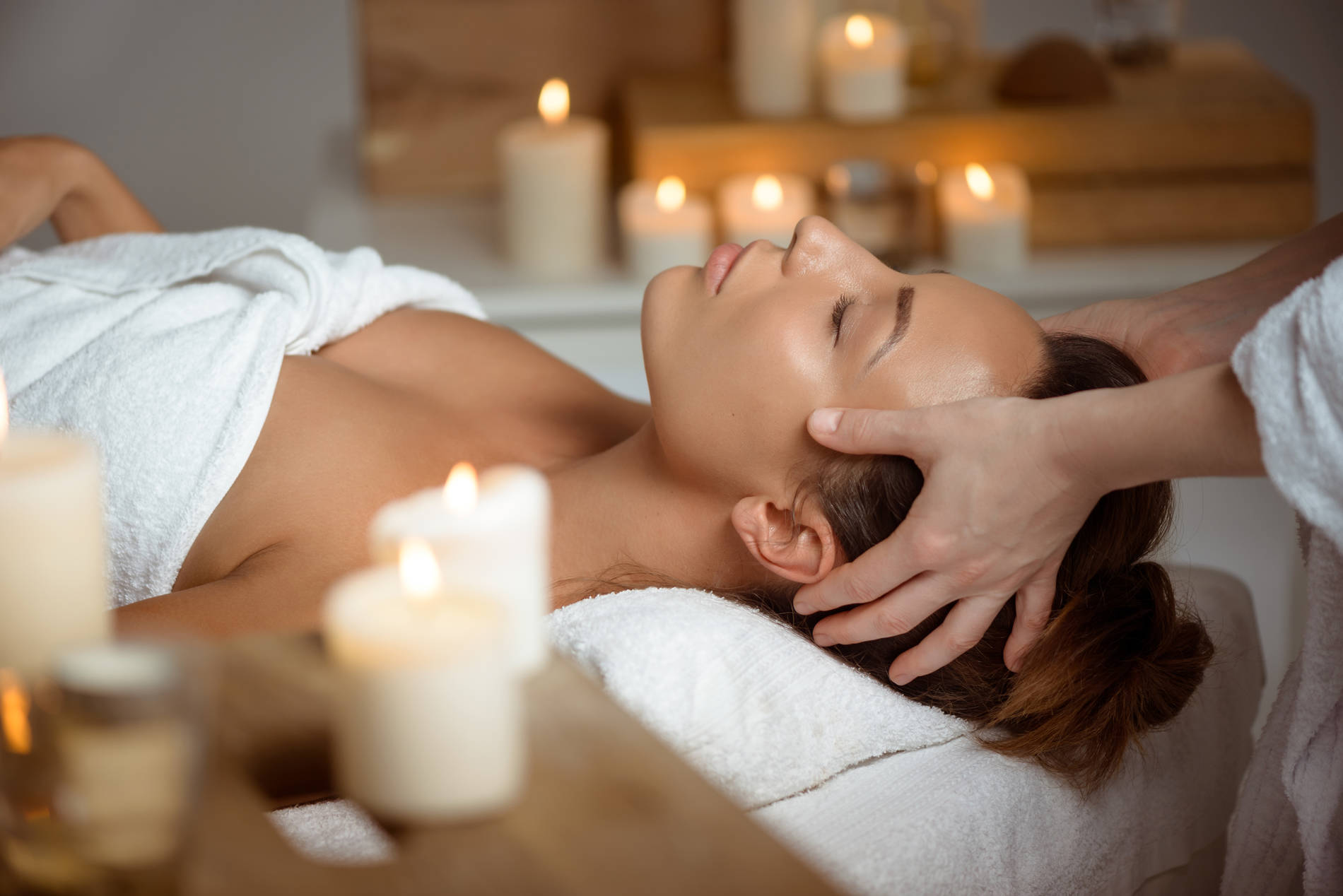 jeune-femme-ayant-massage-du-visage-relaxant-dans-salon-spa